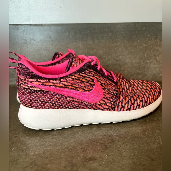 Nike Rosherun Flyknit Vivid Pink And Black Size Women’s 9 Running Shoes - Picture 3 of 14